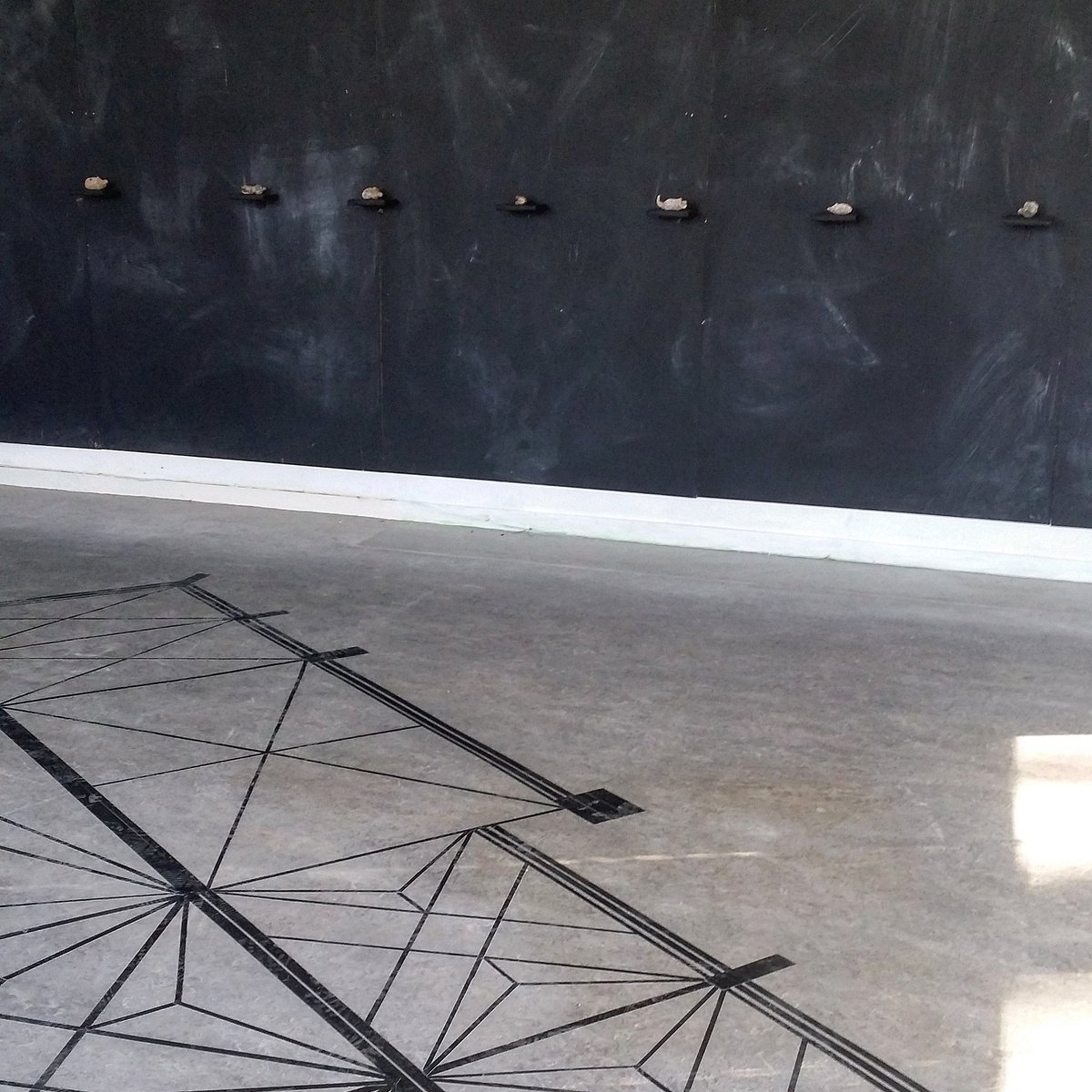 Paula Biemans en Manja Kindt met #RivierEems in het voorste lokaal. Vleesgeworden #mythologie in de #bierumerschool.