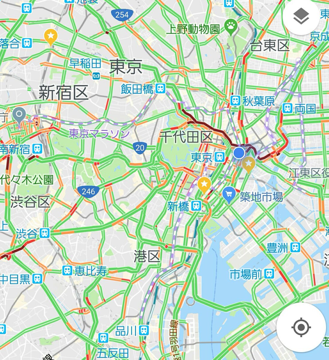 雨の東京マラソン大会の表彰式、ポケットに両手を突っ込む小池都知事の 