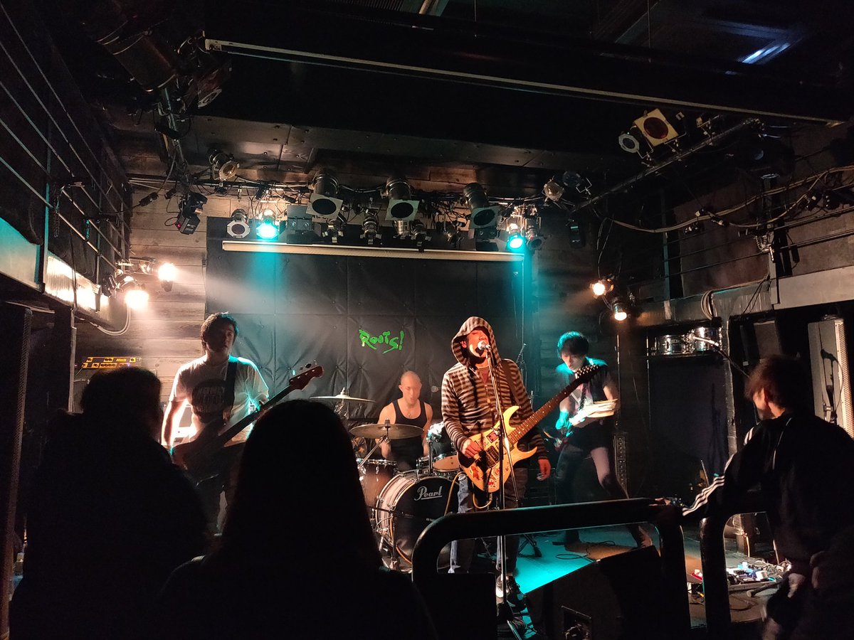 illbell8tenmus's tweet photo. ふぁー！初ライブだけど、めちゃんこ重低音でドンチャカいっとるでぇぇぇぇ！！！

腹に響きわたるおとやで！！、 https://t.co/43BFzWOCSU