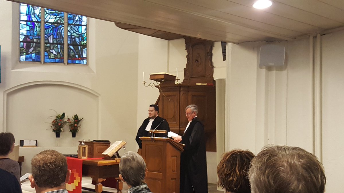 Ds. Aangeenbrug zojuist in een volle kerk verbonden aan de Protestantse gemeente van Hellendoorn. Prachtig begin.
#pgh #hellendoorn