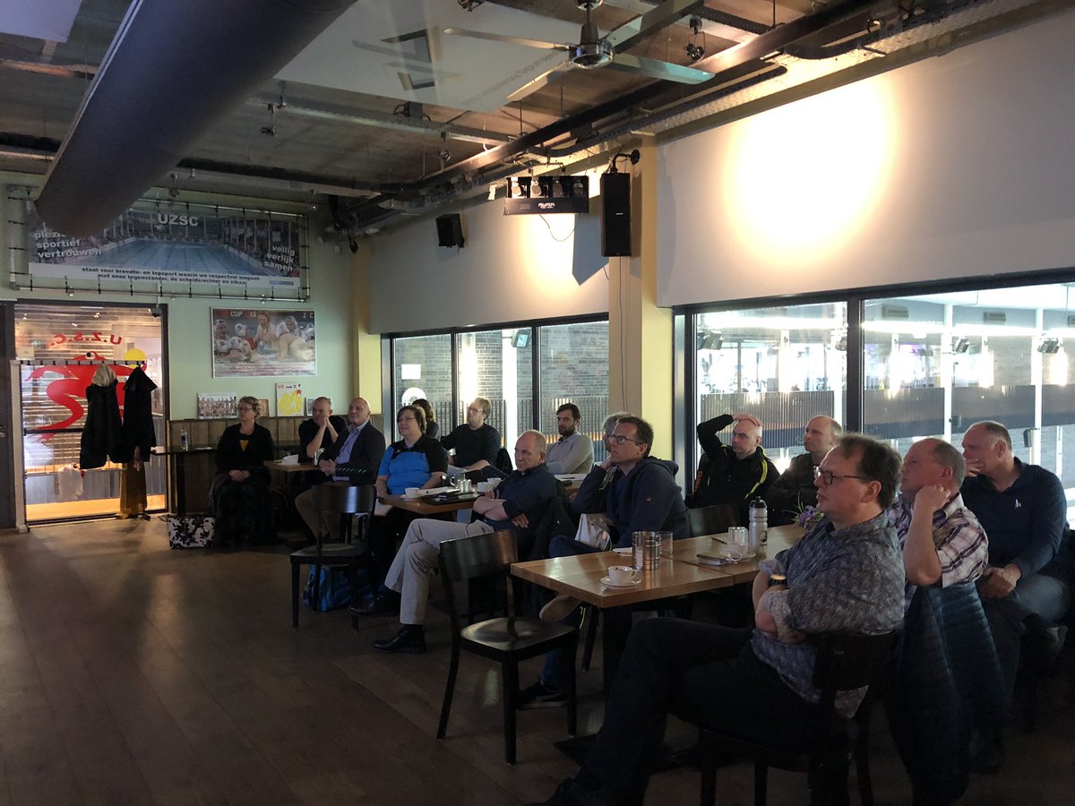 In het gezellige clubhuis van <a href="/UZSCUtrecht/">UZSC</a> de 4e zwemtrainersdag. Leuke groep met veel discussie over sportmodel zwemmen, toekomst NJJK en kijkje in de keuken bij <a href="/WVZZoetermeer/">WVZ Zoetermeer</a>. Mooie ochtend!