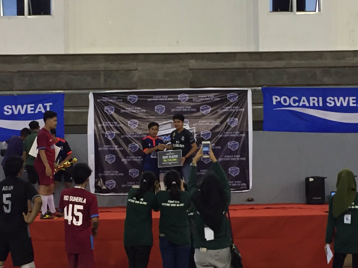 sepakbolafhuh's tweet photo. Juaraaa!!! Tim Futsal Putra Hukum FC berhasil menjadi juara Kemajik Cup setelah mengalahkan MFC (Kelautan) dengan skor 6-1. #VTYSM https://t.co/81szTZD4u6