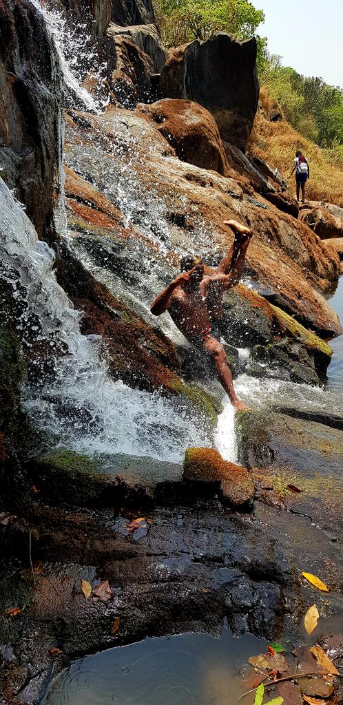 gaetanokagwa's tweet photo. Not even the #AruuFalls can stop #GololaMoses. #TulambuleNorthernUganda #TulambuleUg #VisitUganda #koikoiug @hodjs @ugwildlife @UgTourismBoard @MarcusKwikiriza @anotherroundug @tuskerlite256 #AnotherRoundUg https://t.co/5YmSpwEAKD