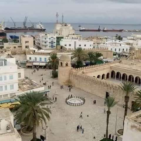 HADRAMOUT01's tweet image. مدينة #حضرموت في #تونس(سوسه)حالياً تعود للقرن6ق.م
أسماها الفينقيون حضرموت لتأثرهم بالحضارم وللشبه بين سواحلها وسواحل أرض أجدادهم  بحضرموت التي هاجروا منها.
والإسم منتشر في تونس فسميت به شواطئ ومؤسسات كالمتحف والمسرح وأسماء الشوارع.
وهي المدينه التي يُنسب إليها إبن خلدون الحضرمي..