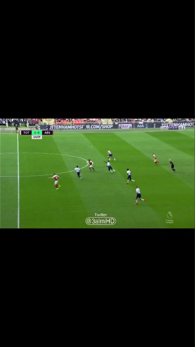 Labileeeee's tweet image. Just realised right now, Ramsey’s goal should never have stood! Clear offside!