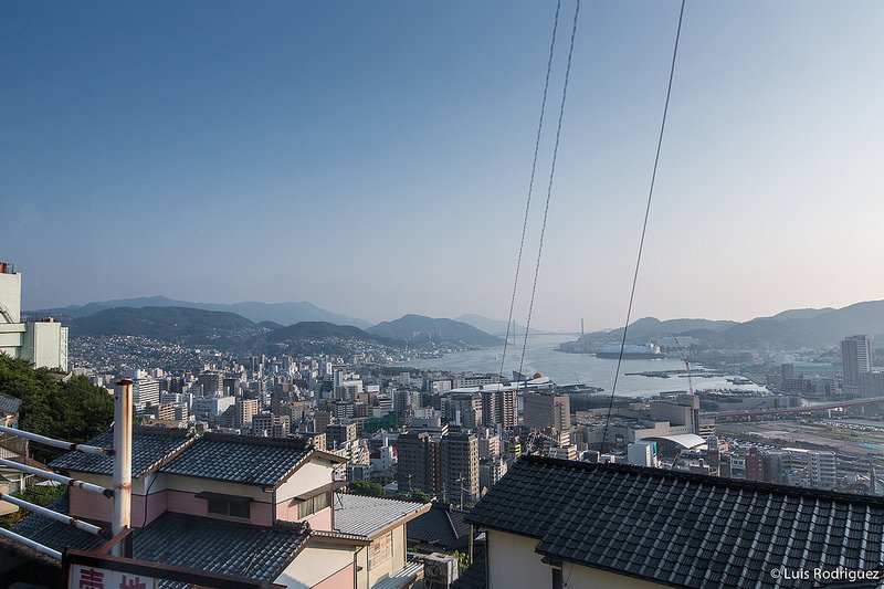 Nagasaki es una ciudad que sorprende. Sorprende por su colinas e impresionantes vistas, por la mezcla de arquitectura, sabores y orígenes, por su maravillosa gente... Una ciudad a veces olvidada por los turistas occidentales que esconde muchos tesoros japonismo.com/blog/que-ver-y…