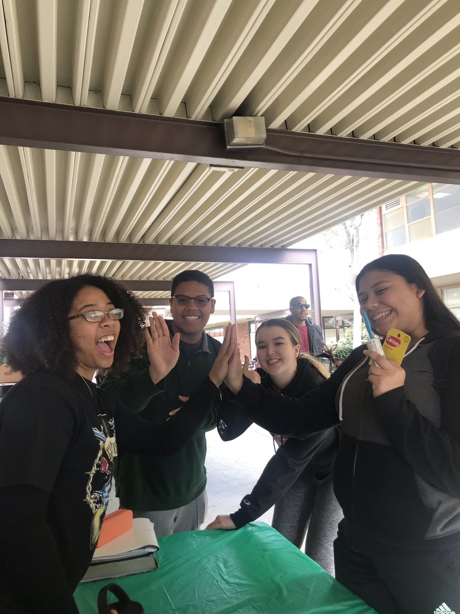 PasadenaHighJA's tweet photo. Our customer service is one of our best strengths! | 5/7 is open everyday during Lunch in front of D-101 to serve at the student’s convenience. https://t.co/RVlH9pSwgw