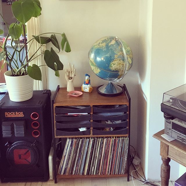 Lone71's tweet photo. Love my old #records #vinyl #music on my old #turntable fandt et nyt sted til mine gamle #vinyler #vinylplader elsker dem og min gamle #pladespiller #indretning #indretningsinspiration #decor #interiordecorating https://t.co/lqOPW6cVV5 https://t.co/vn5foIcp4u