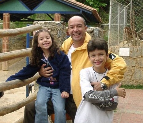 bonypertinezh's tweet photo. Mi esposo, el Comisario Iván @simonovis cumple hoy 59 años.Lo encarcelaron injustamente desde que tenía 44, la misma edad en la que murió su padre. Definitivamente la cárcel política en #Venezuela es una muerte en cámara lenta, para Iván y para nuestra familia. #LiberenASimonovis https://t.co/TZ757kiz18