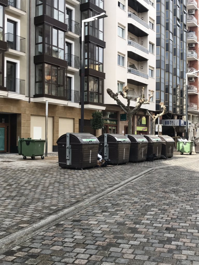 bmayayo_rrhh's tweet photo. Una de las calles principales de #Logroño llena de #basura ¿cabe algún contenedor más? Vaya imagen... @AytoLogrono @cucagamarra pongan alguna solución ya... #bretondelosherreros @lariojaturismo @lariojacapital @lariojaorg @NueveCuatroUno @lariojacom https://t.co/2zvwEeufup