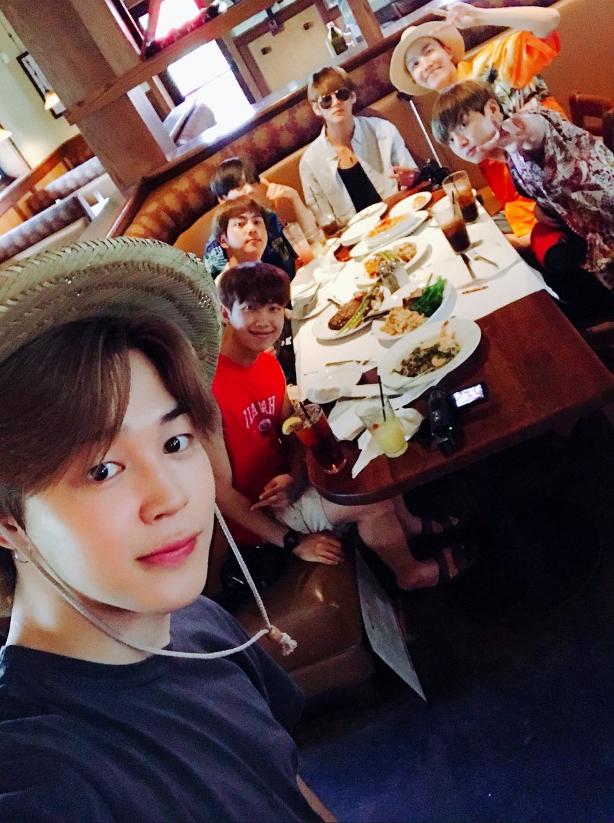 ontherode13's tweet photo. 제발 #TwitterBestFandom 
#TeamBTS 
#SoompiAwards 
@BTS_twt https://t.co/U6eExiWPY6