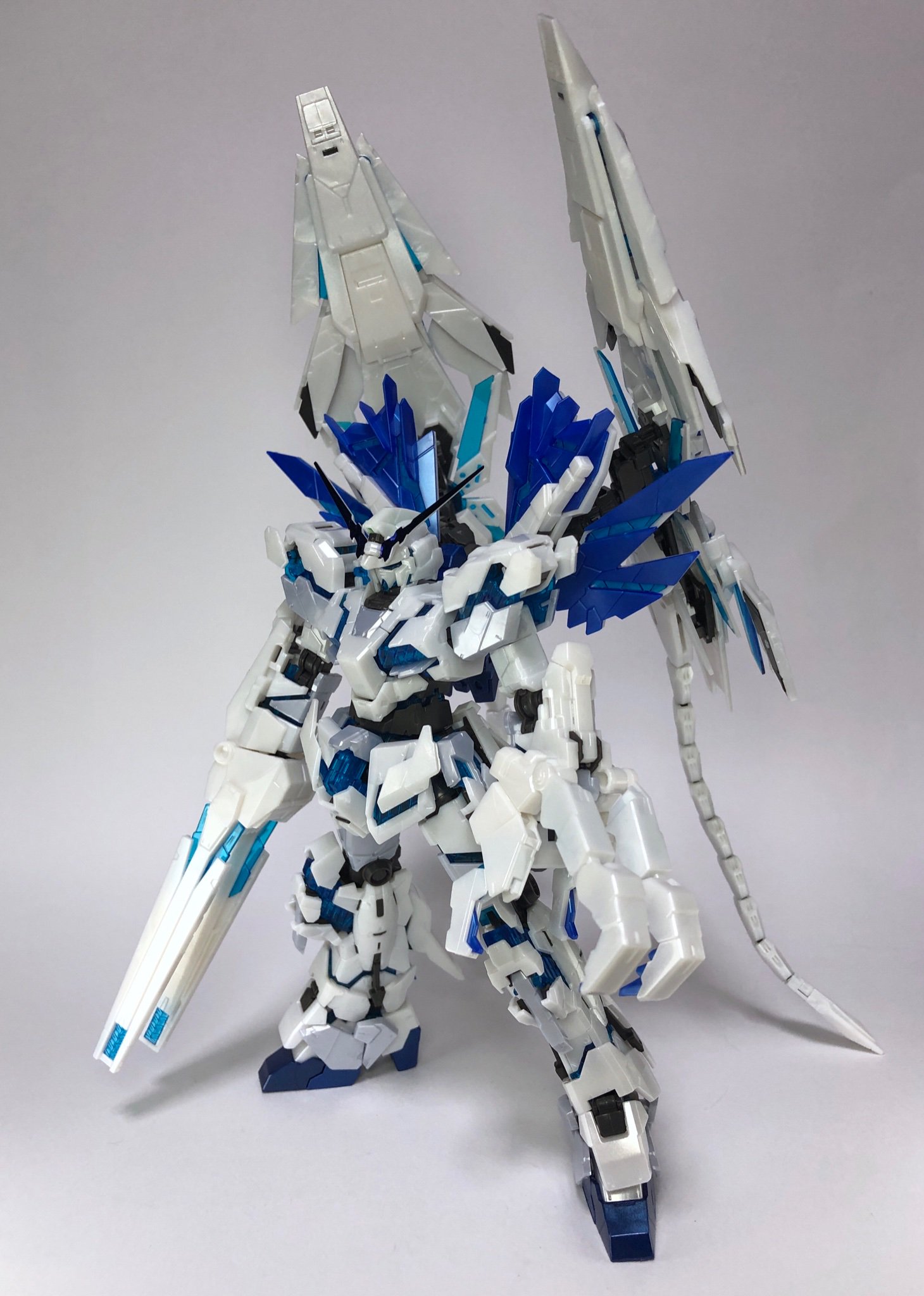 オカムラ セイジ Rgユニコーンガンダムペルフェクティビリティを組み立て アームド アーマー全部盛りのフルアームド仕様 本体はパールホワイトとシルバーホワイトのツートンで特別感ありますね ブレードアンテナとツインアイはシール