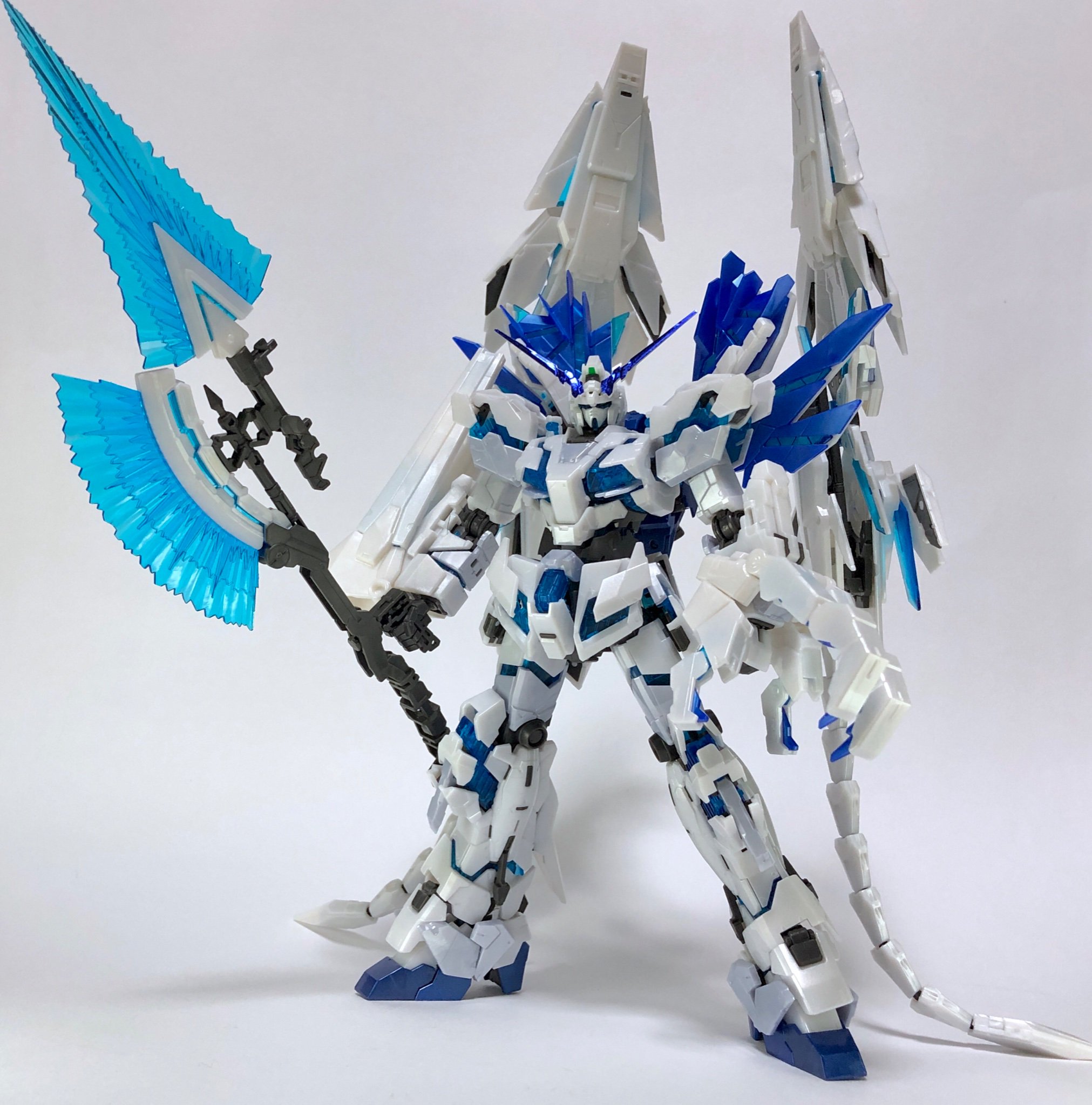 オカムラ セイジ Rgユニコーンガンダムペルフェクティビリティを組み立て アームド アーマー全部盛りのフルアームド仕様 本体はパールホワイトとシルバーホワイトのツートンで特別感ありますね ブレードアンテナとツインアイはシール