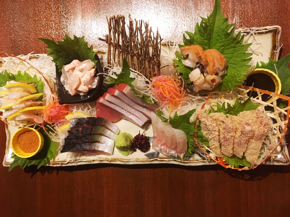 憂 新橋 能登美でお刺身盛り合わせ頼んだら やおらスンゲェのが出て来て久方振りに刺盛りで引きました 右下から真鱈の鱈子和え スズキ ブリ しめ鯖 いしる塩 のどぐろ カワハギ肝和え サザエ サザエの肝醤油 旨過ぎて申し訳無くなって来たので