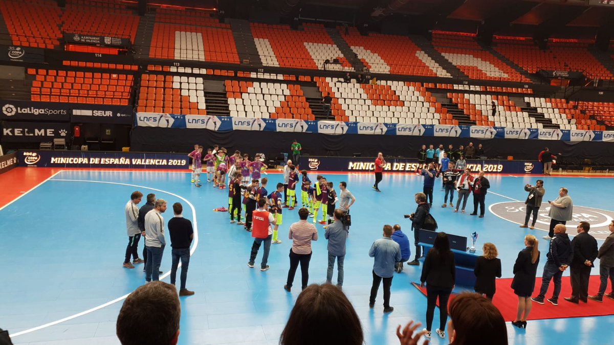 pbmostoles2053's tweet photo. Muy grandes nuestros chicos, que año tras año dejan el pabellón muy alto. Séptima #MinicopaLNFS que se disputa. Séptimo título para el @FCBfutbolsala. Felicidades a todos (jugadores, entrenadores, cuerpo técnico y resto de expedición). Sois nuestro orgullo 🔵🔴🏆🏆🏆🏆🏆🏆🏆🔵🔴 https://t.co/HBctAvQcKU