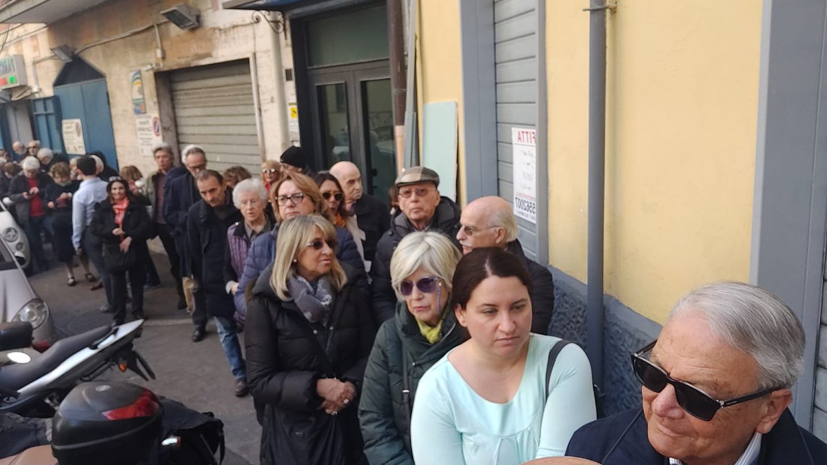 Grandissima partecipazione alle #primariePD. In moltissimi seggi come questo c’è la fila per votare! Io #VotoZingaretti, il solo in grado di riunire il <a href="/pdnetwork/">Partito Democratico 🇮🇹 🇪🇺</a>, unica forza politica alternativa a questo #Governo fallimentare. Venite tutti a votare, c'è tempo fino alle 20.00!