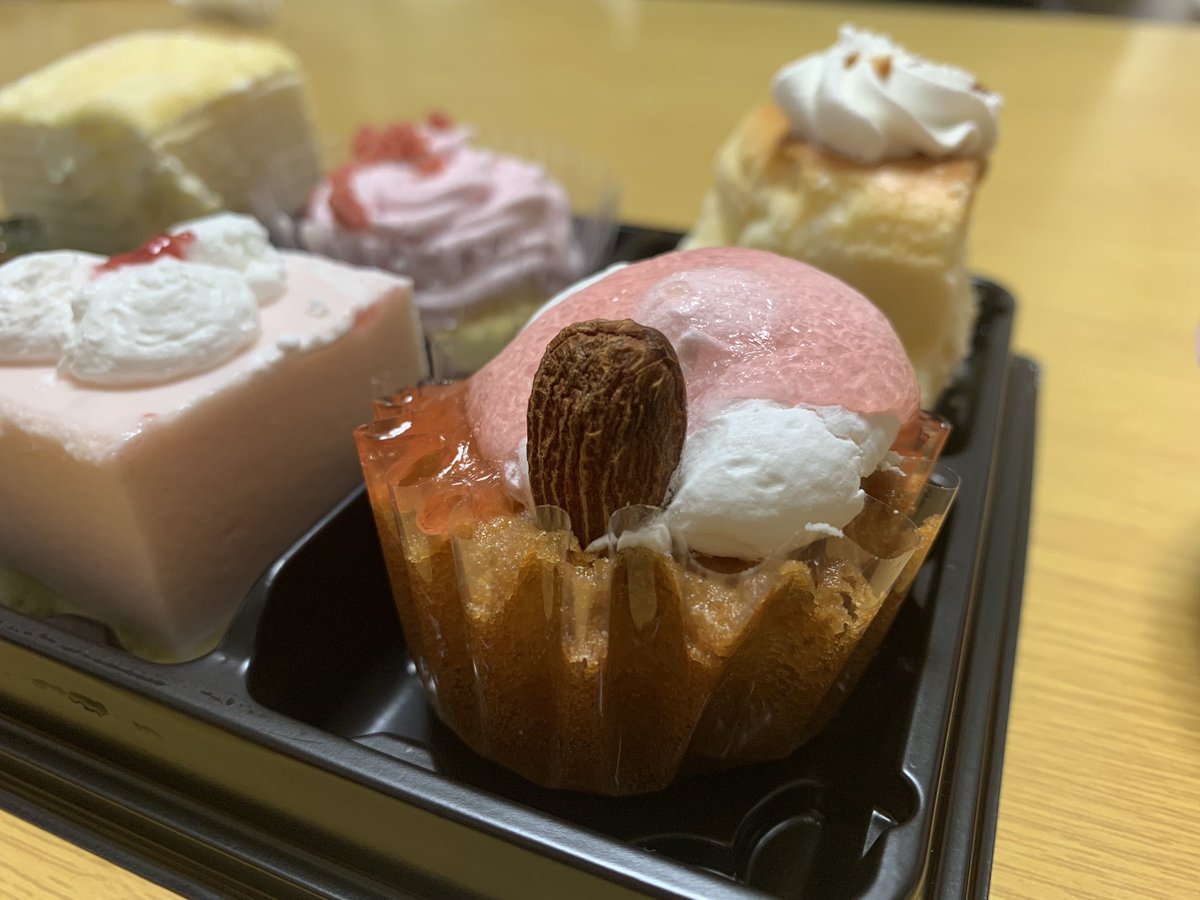 NekoJitaBlog's tweet photo. Hoy es Hina matsuri y en el supermercado está aprovechando para vender dulces sobre el día de las niñas. No tenemos hijas pero hemos comprado para merendar 😅 https://t.co/uZ2bffvmlG