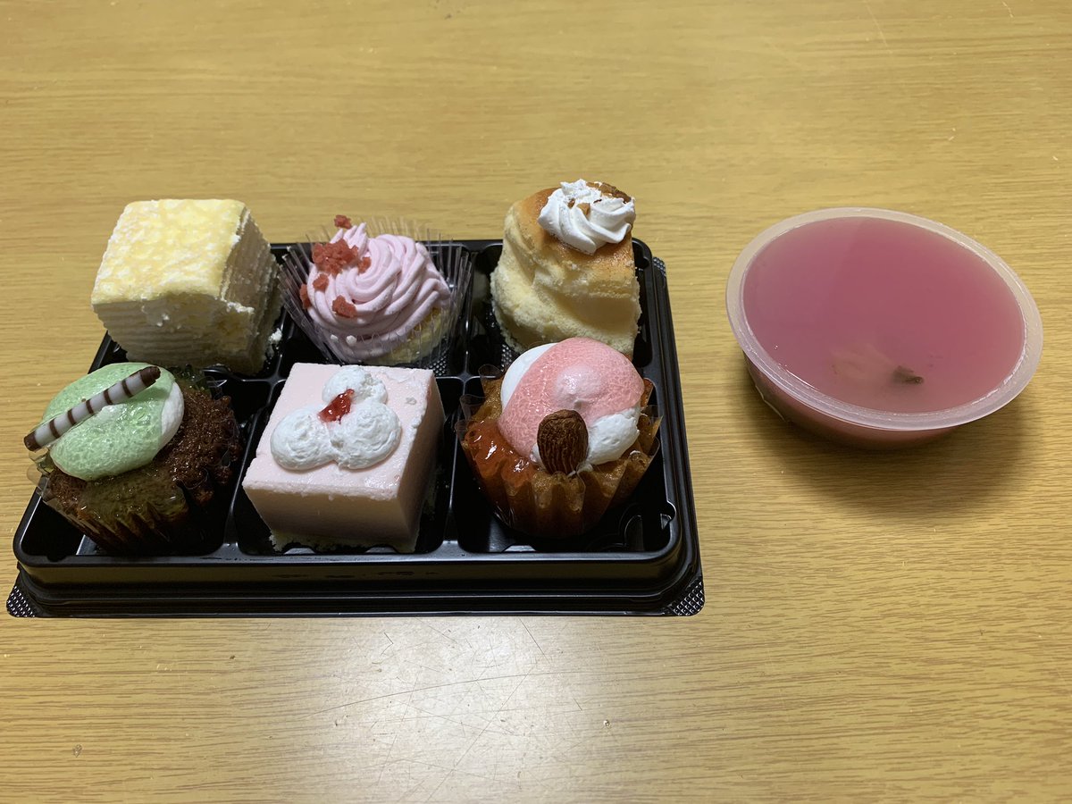 NekoJitaBlog's tweet photo. Hoy es Hina matsuri y en el supermercado está aprovechando para vender dulces sobre el día de las niñas. No tenemos hijas pero hemos comprado para merendar 😅 https://t.co/uZ2bffvmlG
