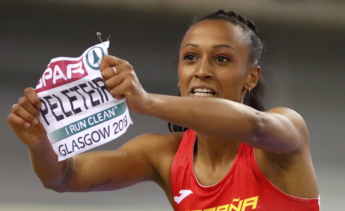 Ana Peleteiro mostrando su dorsal en el Europeo.