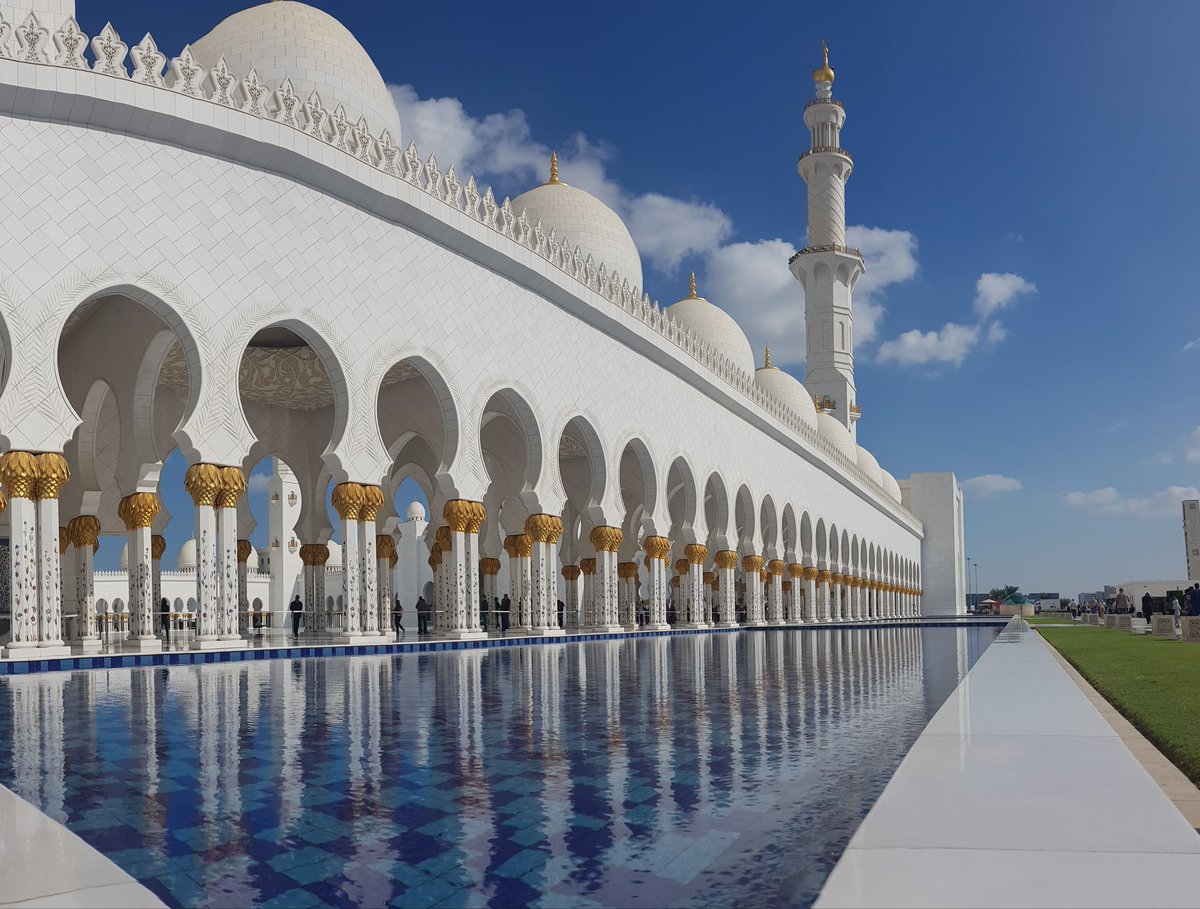 greypcarter's tweet photo. Absolutely loved visiting the #sheikhzayed Mosque in #AbuDhabi I also highly recommend a trip to the stunning #emiratespalace if you are visiting #Dubai #travel #UAE https://t.co/Iin0WOWhxr