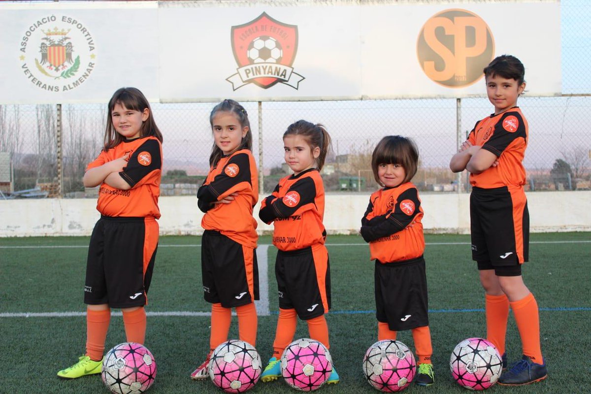 efpinyana's tweet photo. 🔶️ Les noies de l'@efpinyana 🔶️
La Jana i la Valèria en categoria Babies, la Ivet i la Judit en categoria Prebenjamí i a l'Ares, en categoria Benjamí.
Orgullosos d'elles! 😍
#Escola #Futbol #Pinyana #Almenar #Alfarràs #Lleida #FCF #FutbolBase #futbolcat #futfem #orgullosa https://t.co/u3t559JVhL
