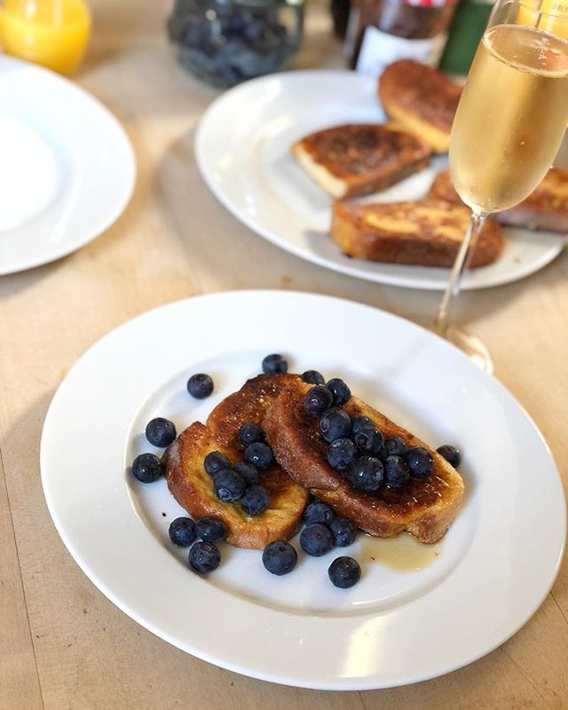 kuechenjunge's tweet image. Sonntagsfrühstück: Arme Ritter von altem Brot mit frischen Blaubeeren &amp;amp; Ahornsirup 🍞🥞🥂🤤🙌💜
~~~
#breakfast #breakfastclub #armeritter #frenchtoast #blueberry #ahornsirup #sirup #breakfastgoals #fckmhd #tastenotwaste #oldbread #foodrescue #foodporn #brunch #kuechenjunge