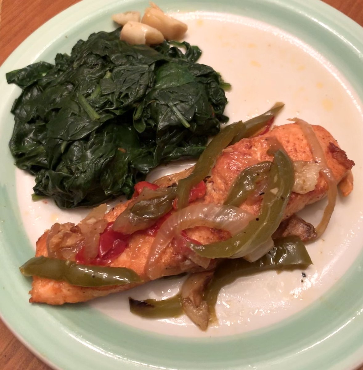 eattogetherpa's tweet photo. Pyrnie Sadè @pyrniesade takes on fresh salmon, peppers, onions and spinach for #Hearthealth. 📸🐟🥬

Want to learn all things fish? Scroll through Spend Smart. Eat Smart.'s blog @SpendEatSmart the link below!
https://t.co/xJwcXfn9VO https://t.co/ys1pRv0DA4