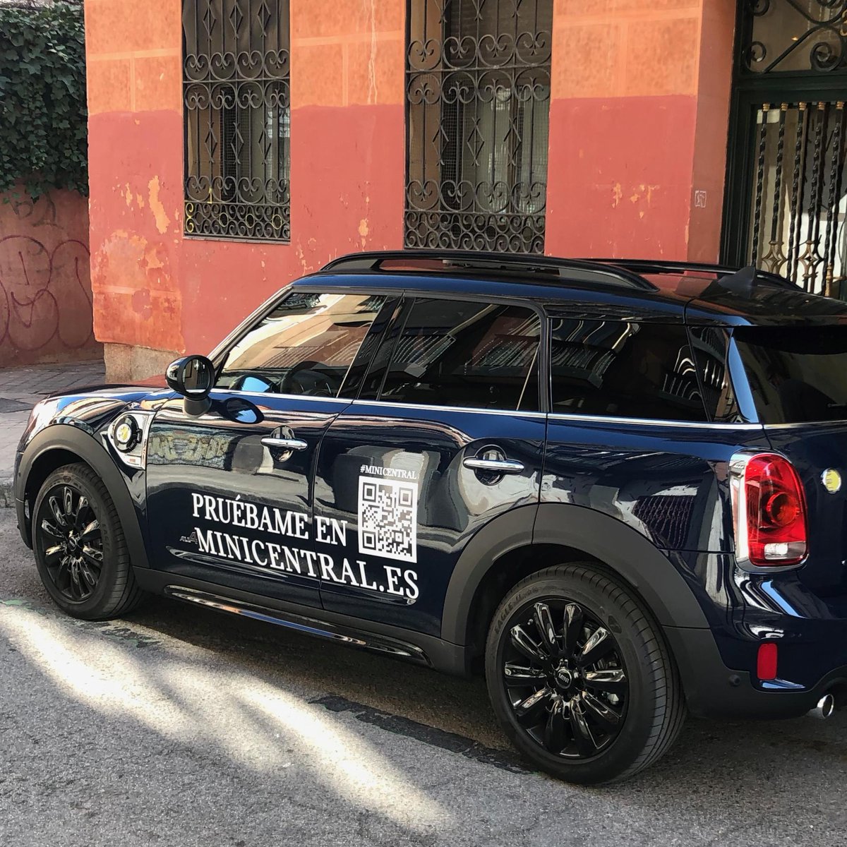 MINIEspana's tweet photo. El #artecontemporáneo ha llenado Madrid de creatividad durante la #semanadelarte. Aún estás a tiempo de aprovechar las últimas horas y visitar las exposiciones en un #MINICountryman #HíbridoEnchufable con #MINIcentral https://t.co/lVzDyRzj0i https://t.co/wsovnK05kR