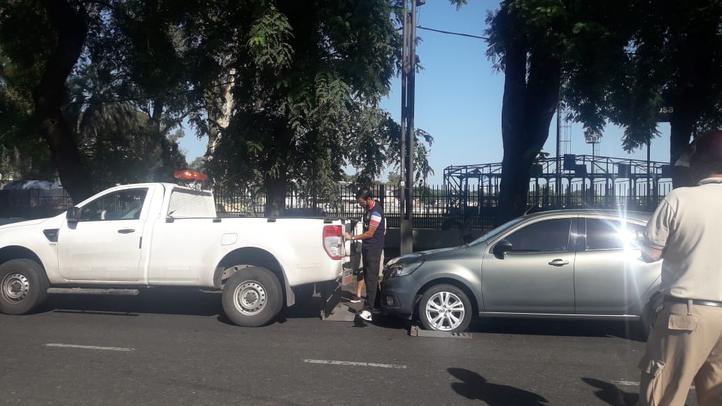 fabibergia's tweet photo. Esta mañana a gran velocidad un auto ingreso a @CalleRecreativa. Su conductor tenía 1.39 g/ml de alcohol. Miles de chicos en bici, con triciclos y patines, puestos en riesgo por un solo ciudadano alcoholizado.
De esto hablamos cuando decimos "el alcohol al volante mata".
#Estamos https://t.co/hZ1VLfGkq8