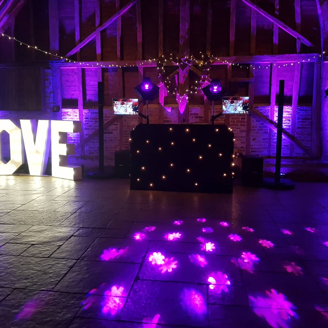 TRM_Norwich's tweet photo. The first wedding of the year and what a cracker!

At the spectacular Red Barn in South Runcton

Fabulous night with fabulous people!

Congrats Mr and Mrs Sugg

#wedding #WeddingDJ #weddingdj #weddinghost #redbarn #redbarnwedding #firstweddingoftheyear2019 #fantasticday https://t.co/e9KozDWHjV