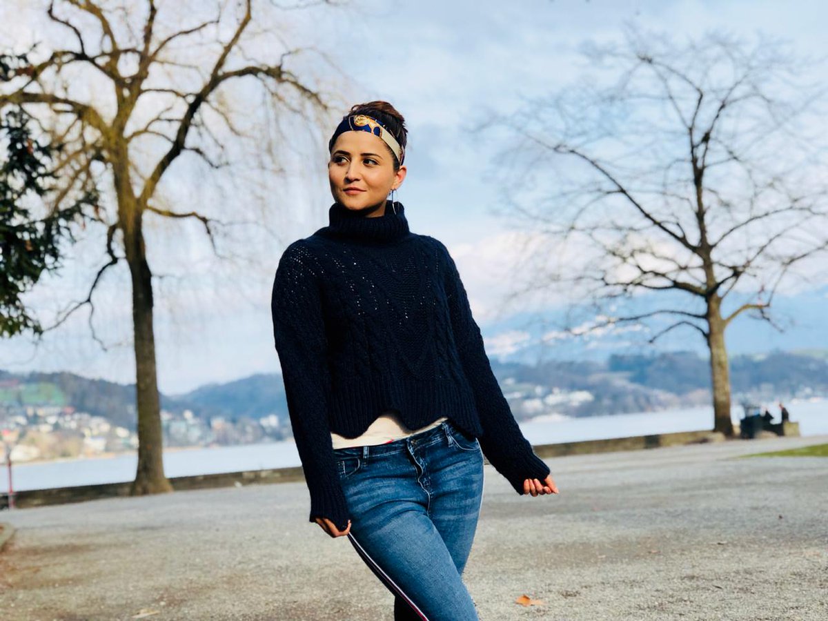 MediaSpringPk's tweet photo. From the Switzerland 🇨🇭 travel dairy of @neelumusaf24. Here are her snapshots clicked at the #LucerneLake https://t.co/TwPbs7yvYL