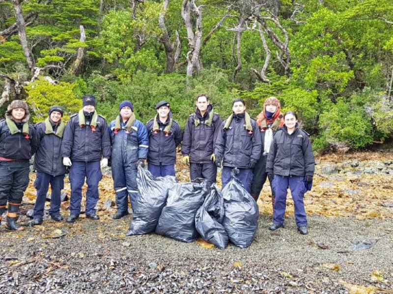 Armada_Chile's tweet photo. ¡Un aplauso para la dotación del Patrullero #Isaza! 👏
Mientras estaban en comisión en la #IslaCook, la dotación naval notó gran presencia de basura en la isla, por lo cual nació de todos la idea de limpiar la playa.
¡Buen trabajo! 💪💪
https://t.co/o3Os98i56k
#Medioambiente https://t.co/CBzqFbbRih