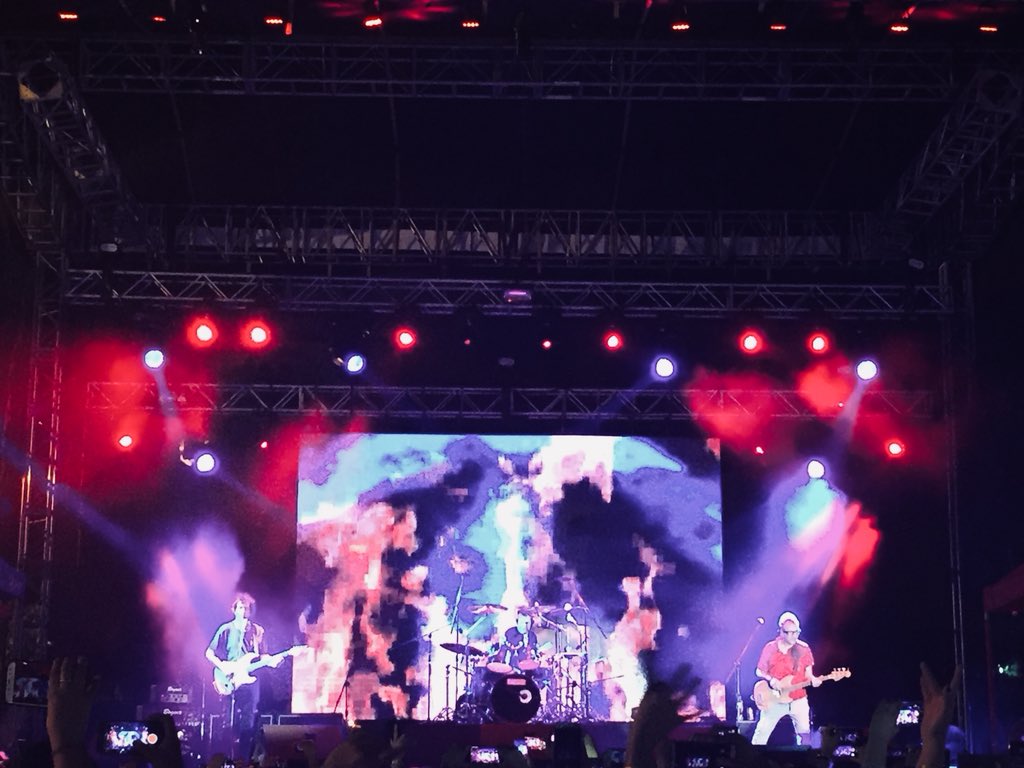 IsabelCuellarB_'s tweet photo. Noche mágica con @EnanitosVerdes1 @MarcianoCantero @felipestaiti https://t.co/EGJFBilOFq