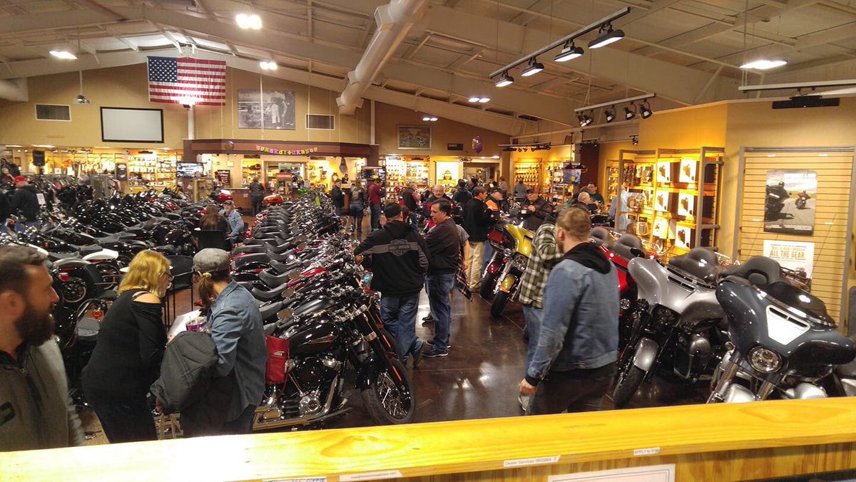 BluegrassHD's tweet photo. We had a great turn out for our Mardi Gras shindig yesterday. Thanks to all who came out and partied with us! Let’s do it again soon 🔥🙌🏽 #bghd #harleydavidson #motorcycles https://t.co/QVlAXJBrUW