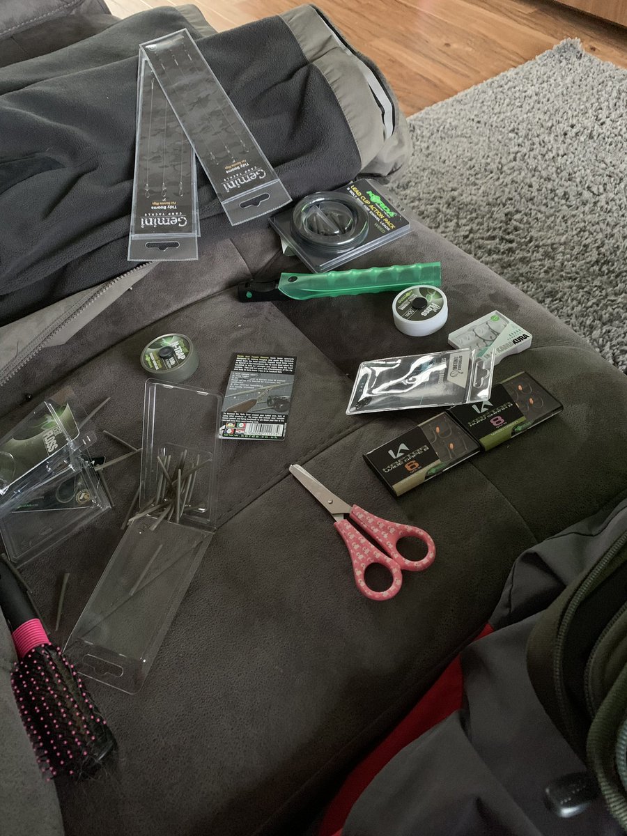 BeginnerCarpUK's tweet photo. So the football is on and rig making is in full swing. Got loads to make using the Korda N trap @KordaOfficial and Gemini boom links @GeminiCarp a great way to spend a wet Sunday afternoon #carp #carpfishing #rigmaking #ifyourcatchingyourwinning https://t.co/VhGlmUATxP