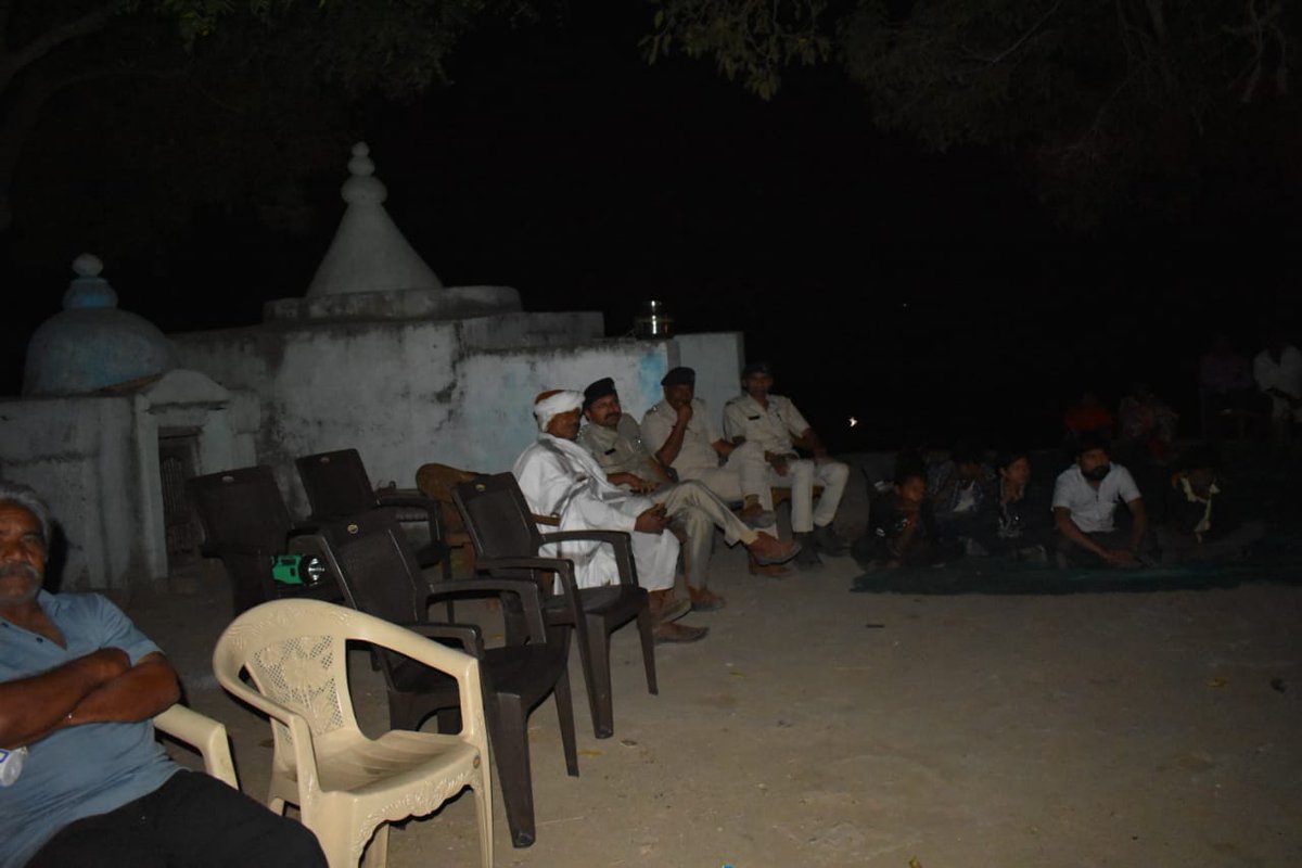 DCFBanaskantha's tweet photo. As a part of World Wildlife Celebration at BK, the Movie 'Jungle Book' shown to the villagers in remote tribal village of BK.
@ChiefForests @PccfS @CFwildlifegnr @HoffPccf @drrajivguptaias @CMOGuj 
@forest_gujarat https://t.co/hSL8J6dbSE