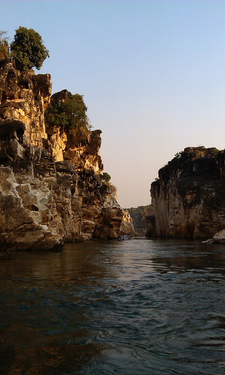 thebharatah's tweet photo. Marble Rocks of Narmada river at Bhedaghat, Jabalpur.
has a mysterious color changing Marble Cliffs.
हर हर नर्मदे
#marble #rocks #bhedaghat #ghats #narmada #jabalpur #madhyapradesh #incrediblemadhyapradesh #mysterious #MarbleCliffs #harharnarmade https://t.co/UgFV6vVQRI
