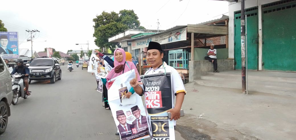 Hari ini, Ahad 3 Maret 3019. Kader <a href="/PKSejahtera/">DPP PKS</a> Sumbawa melaksanakan agenda flash mob. 
Memperkenalkan caleg PKS dan Prabowo Sandi. 
Insyaallah PKS dan Prabowo Sandi Menang.