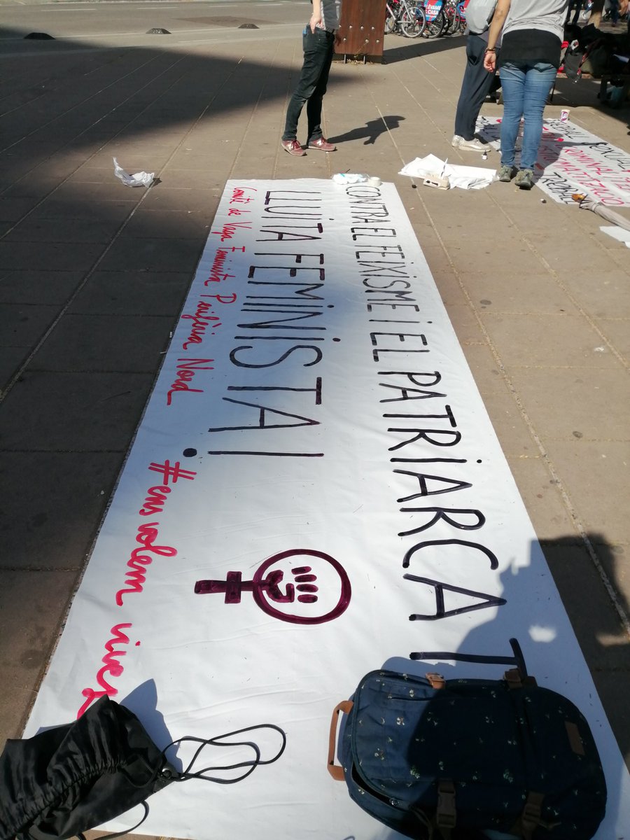 ✔️Les pancartes de la #perifèria nord per al #8M2019 ja han sortit del forn!✊🏾😍

➡️En una jornada amb la resta de comitès de la zona,també hem fet la darrera assemblea abans de la #VagaFeminista8M per tancar els últims detalls😏

‼️Estigueu al cas de les pròximes convocatòries‼️