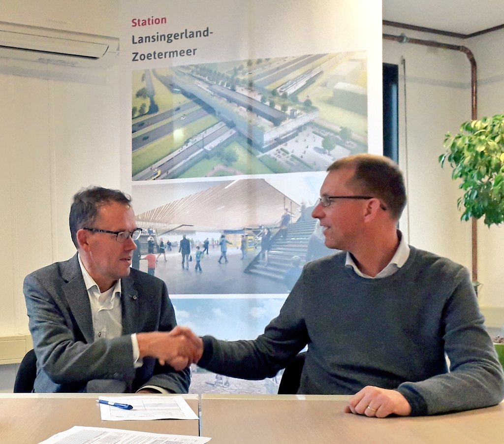 StationLL_Zmeer's tweet photo. Vandaag na succesvolle testen het RandstadRail spoor van de Vervoersknoop Lansingerland-Zoetermeer overgedragen aan #HTM https://t.co/jc8aqICQP4