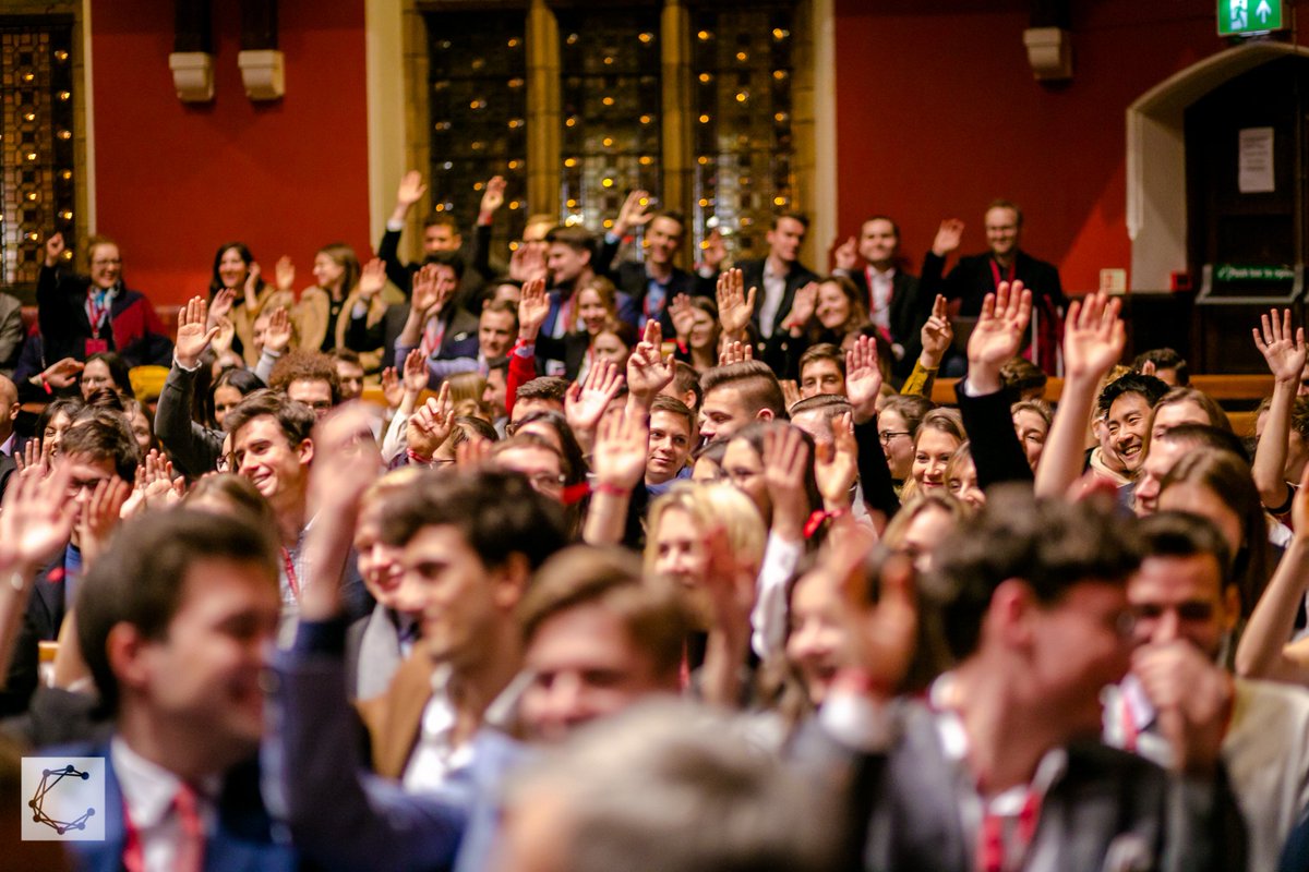 ▶️ „Coming back to Poland - a mistake or an opportunity?”

Raz jeszcze (nowy) materiał z b. ciekawego spotkania na <a href="/OxfordUnion/">Oxford Union</a> w ramach Kongresu Studentów PL w UK @12thCongress 

Ilość osób oraz pytań potwierdza potrzebę szeroko rozumianej współpracy 🇵🇱-🇬🇧. Gratulacje <a href="/OxPolSoc/">OxPolSoc</a>!