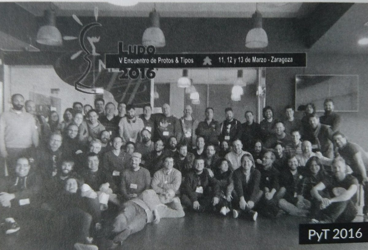Foto de familia en crecimiento en #PYT19. Queréis jugar al juego de las 180 diferencias?😉 Agradecemos enormemente la colaboración de <a href="/2d6Magazine/">2d6 Magazine</a> @ElTroquelJuegos <a href="/spielmaterial/">Spielmaterial.de</a> Vielen dank!