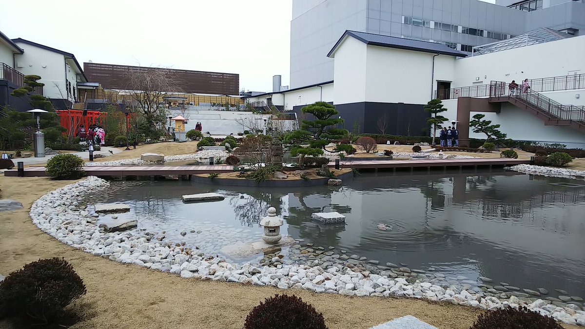 SPsen_to's tweet photo. 空庭温泉 （追記）

源泉かけ流し風呂が工事中で入れなかったので泉質不明でした 露天風呂は屋根と壁に囲まれていて空が見えません 唯一の評価ポイントは中庭の足湯 晴れた日なら最高でしょう
風呂は残念ですがTV付シートもあり寝れる場所は多めでした
家族連れ、観光客向けでしょうか… https://t.co/exU29Aefzf
