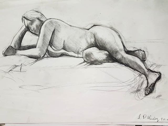 antharding's tweet image. I've found a stash of 20 year old life drawings during a clear out! I don't think I liked drawing faces! 😁🙈 #art #illustration #charcoal #charcoaldrawing #lifedrawing #pencildrawing #stilllife #gallery #creative ift.tt/2EK07vf