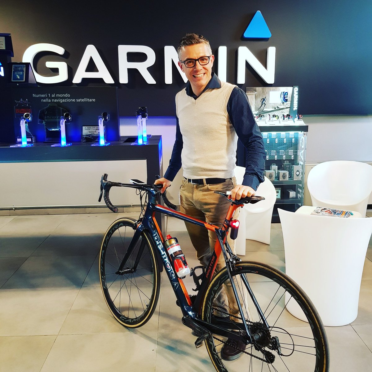 GarminItaly's tweet photo. #luciacceseanchedigiorno con Varia Radar RTL510. Anche Andrea Berton, giornalista e telecronista sportivo, non può più fare a meno del Varia. Lo avete già preso?
#variaradar #garmin #bicicletta #sicurezza https://t.co/J8BusTnCU2