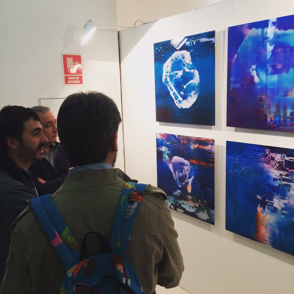 Seguimos en @justmadartfair con obras de <a href="/mcanet/">Mar Canet Solà</a> y @varsike Este guapetón de espaldas y mochila colorista es @javierdiazguardiola que ha venido a vernos. Así que #notelopierdas que estamos hasta 19h! Stand c14 <a href="/alalimongaleria/">Alalimón Galería</a>