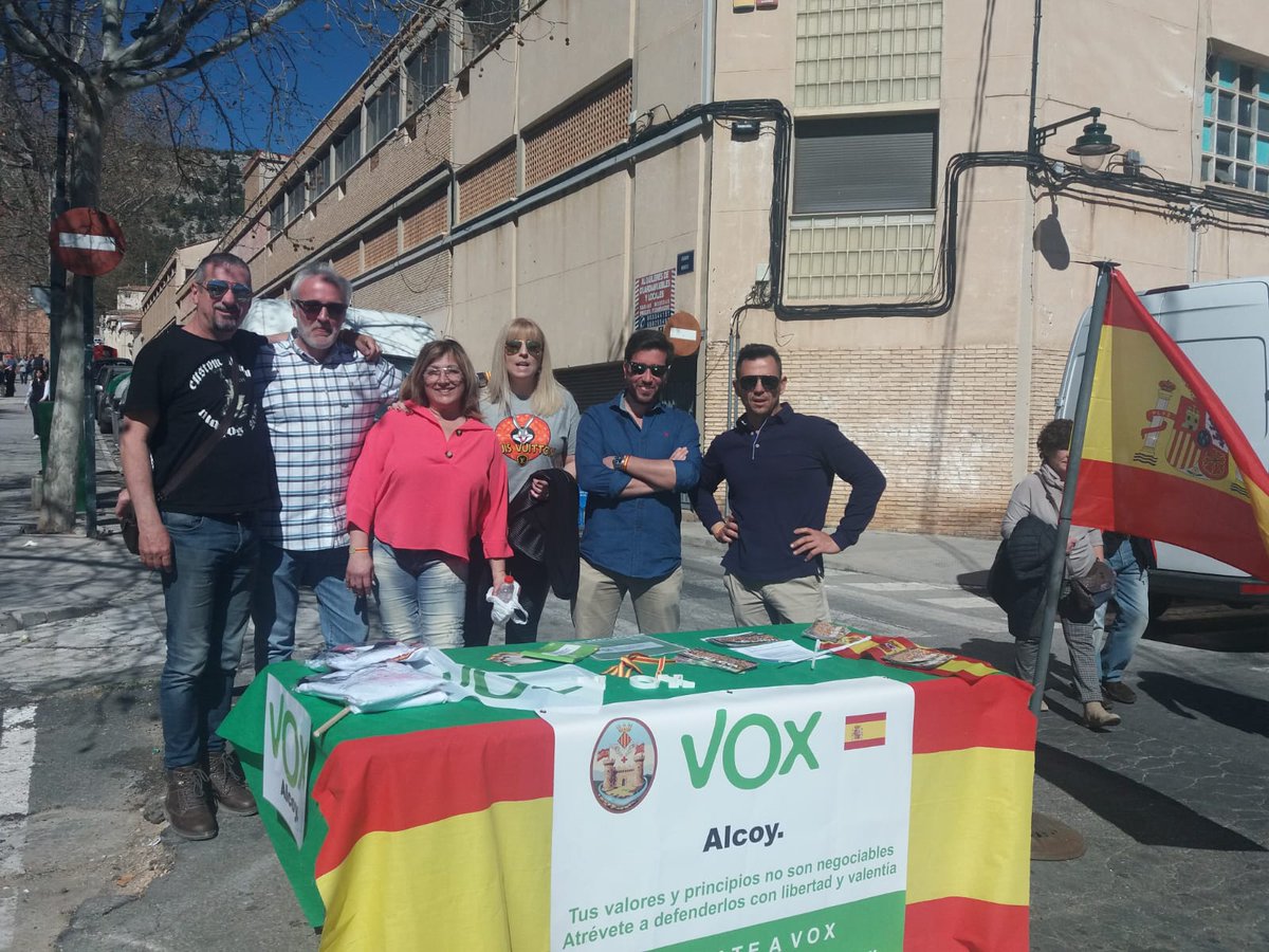 vox_alcoi's tweet photo. #EspañaViva en #Alcoy 🇪🇸
Gracias a @vox_gata de Gorgos por visitarnos hoy en #Batoy 💚
#VOXAvanzaEnAlicante
#VoxAlcoy
#VOXEnTodaEspaña
#Alcoi #VOXÚtil @CostaXema @alicante_vox https://t.co/FVr6J01ii4