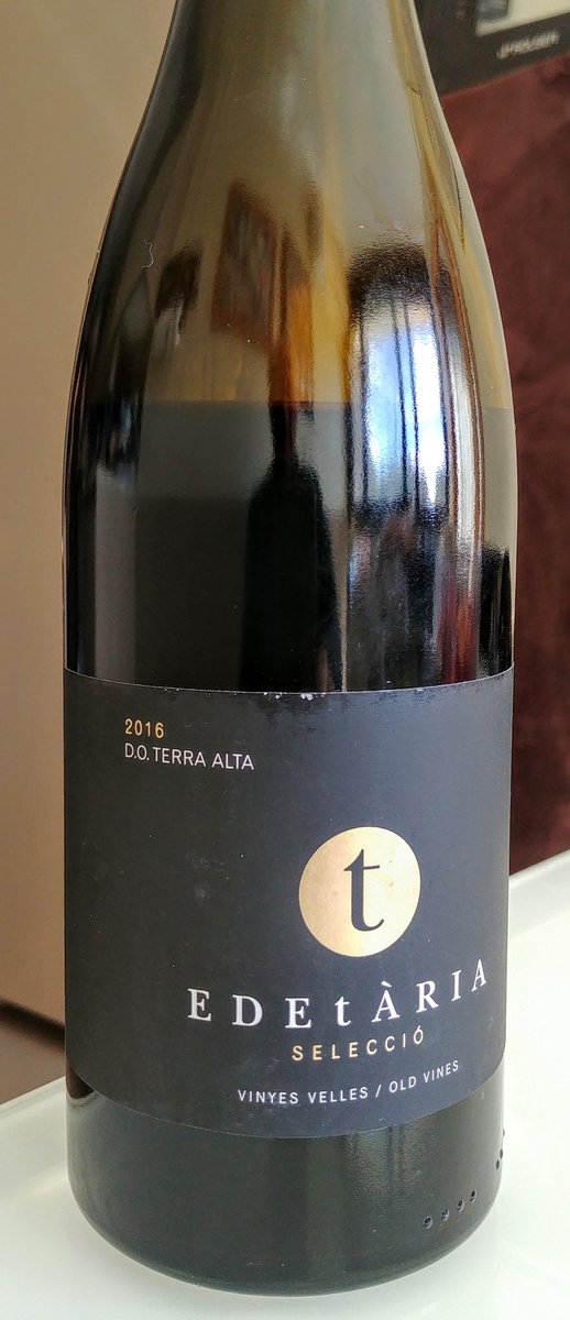 JosePeninS's tweet photo. Cereza granate muy vivo. Aroma fresco, varietal, mineral, fruta roja de Zarzal. Boca sabroso, especias clavo. Un Terra alta que no tiene el alcohol de los prioratos ni la rusticidad de los aragoneses. Es elegante como los mejores  cotes du Rousillon. Placeres domingueros. https://t.co/t2iQ5QCiiW