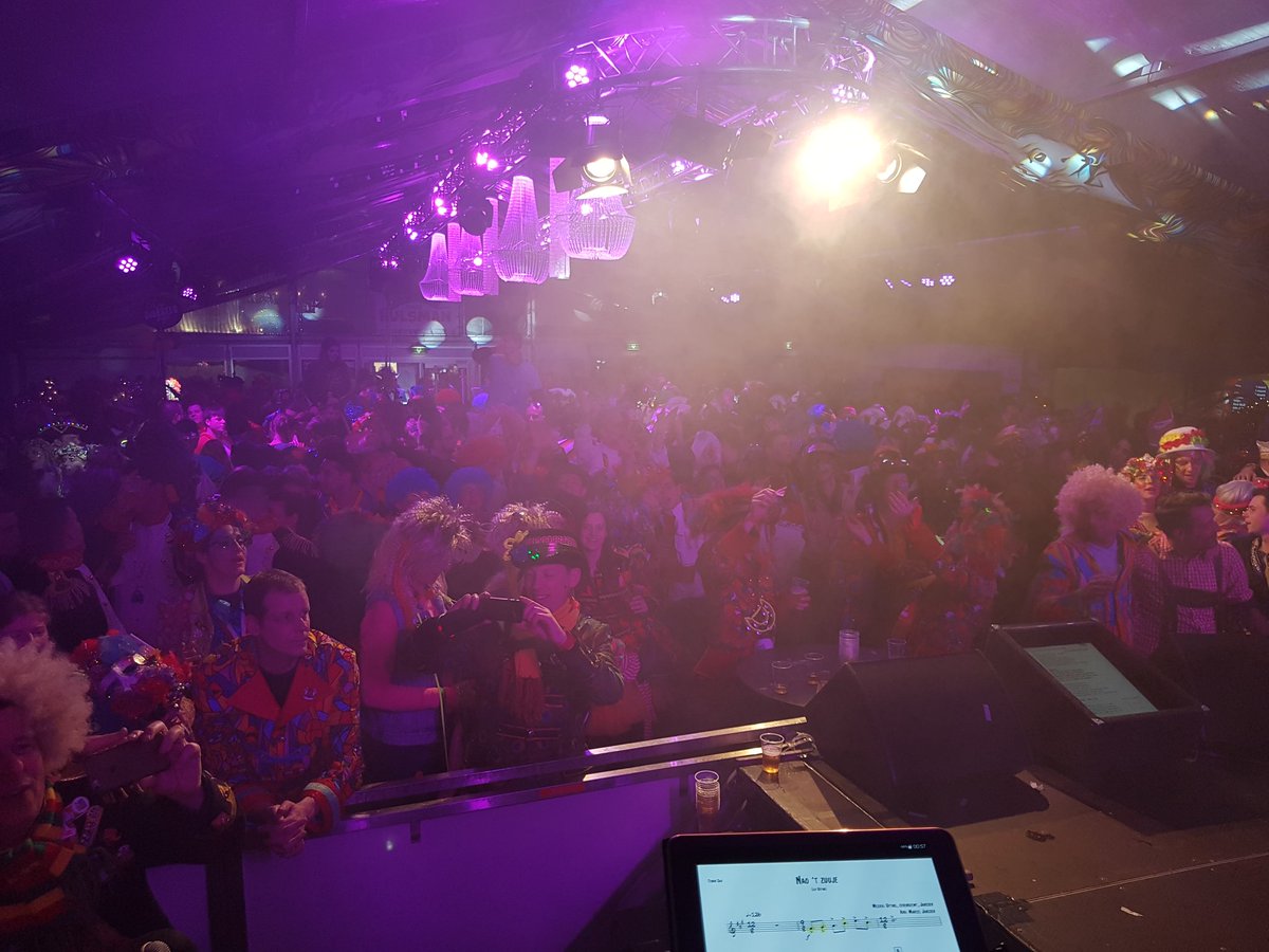 Wow! Hoe vet was dat? De tent van <a href="/Hulsmanvenray/">Hulsman</a> ging uit z'n dak. Vanavond staan <a href="/BjornMieke/">Bjorn & Mieke</a> op de planken! Dat wordt gaaf! <a href="/depielhaas/">De Pielhaas</a>