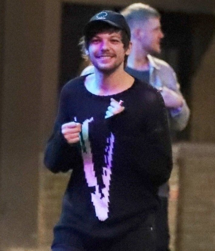 allalonglouis's tweet photo. i refuse to believe louis can be this adorable and pretty when he's drunk https://t.co/OpmlmmR5qv